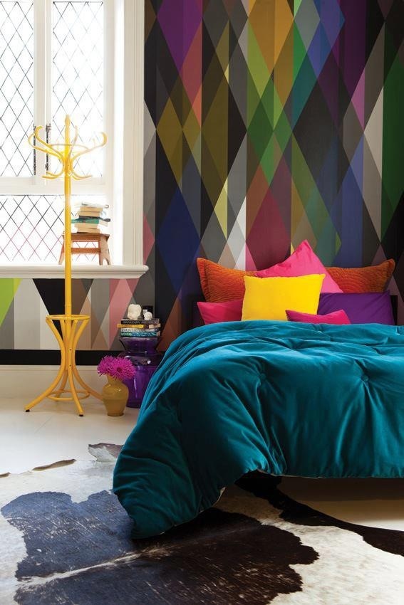 Geometric Circus behang van Cole & Son. Circus is a striking large-scale wallpaper panel of overlapping multi-coloured harlequins. Panels can be repeated around a room for an immersive, kaleidoscope of colour or used singularly as a feature. - ARCHANA.NL #wallpaper #coleandson