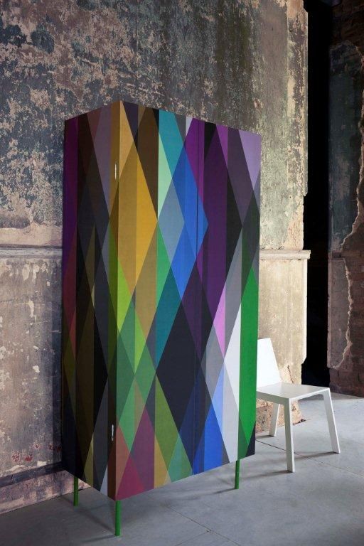 Geometric Circus behang van Cole & Son. Circus is a striking large-scale wallpaper panel of overlapping multi-coloured harlequins. Panels can be repeated around a room for an immersive, kaleidoscope of colour or used singularly as a feature. - ARCHANA.NL #wallpaper #coleandson